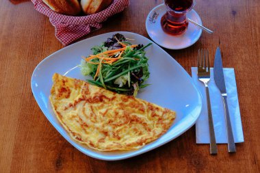 Lezzetli omlet ve kahvaltı tabağı masada..