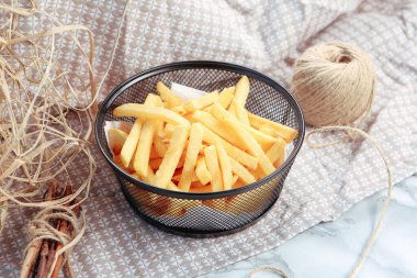 Lezzetli patates kızartmaları, lezzetli cipsler. 