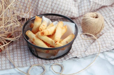 Lezzetli yemek tabağı, masada patates kızartması. 