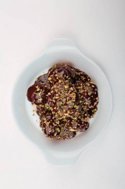 Masada çikolata olan lezzetli profiteroller.