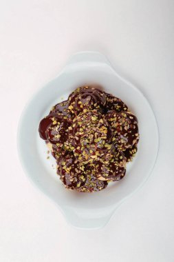 Masada çikolata olan lezzetli profiteroller.