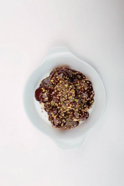 Masada çikolata olan lezzetli profiteroller.