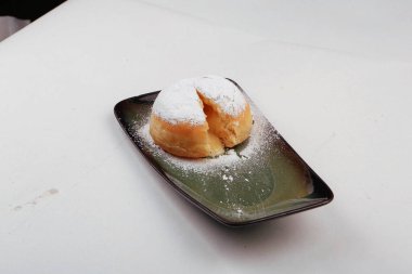 Pudra şekeri çöreklerin üzerine düşer, Berliner.