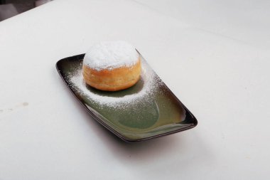 Pudra şekeri çöreklerin üzerine düşer, Berliner.