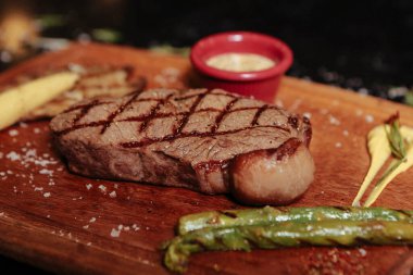 Taze ızgara biftek eti. 