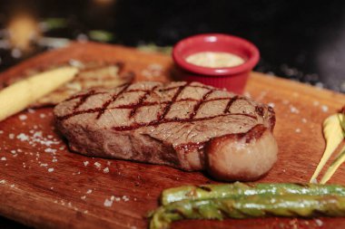 Taze ızgara biftek eti. 