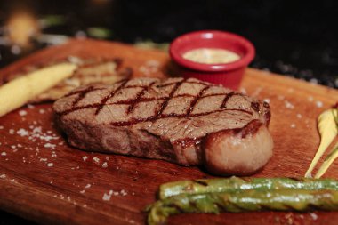 Taze ızgara biftek eti. 