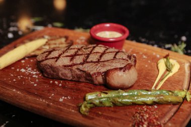 Taze ızgara biftek eti. 