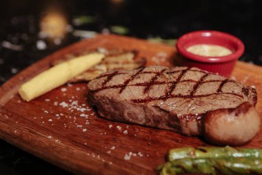 Taze ızgara biftek eti. 