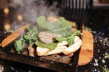 Taze ızgara biftek eti. 