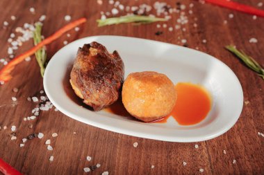 Pirinç ve kıyma ile doldurulmuş kurutulmuş patlıcan ve Kibbeh veya icli kofte.