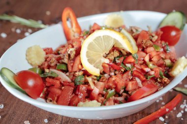 Taze salata tabağı ile karışık yeşillik