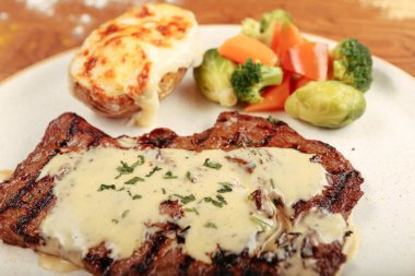 Taze ızgara biftek eti. 