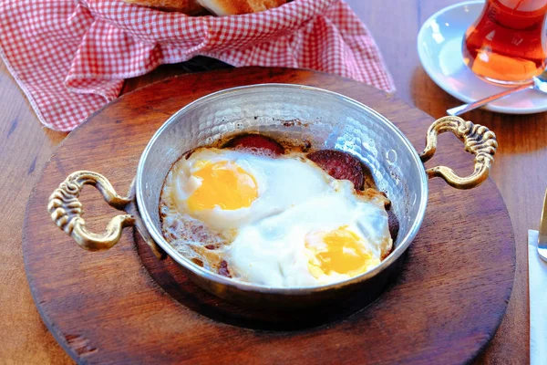 테이블 맛있는 스크램블드에그 — 스톡 사진