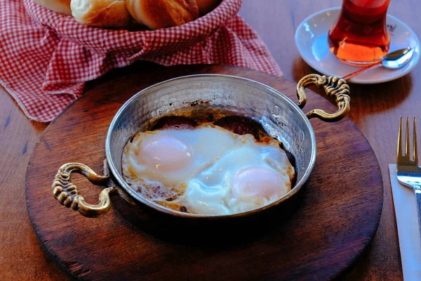 테이블 맛있는 스크램블드에그 — 스톡 사진