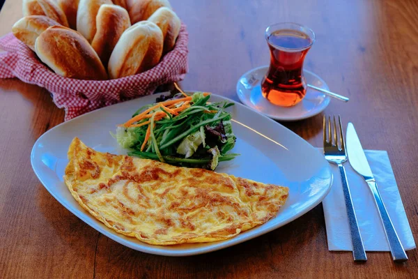 Läcker Omelett Och Frukosttallrik Bordet — Stockfoto