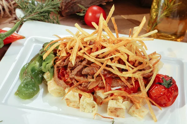 Leckeres Fleischgericht Mit Pommes Auf Dem Tisch — Stockfoto