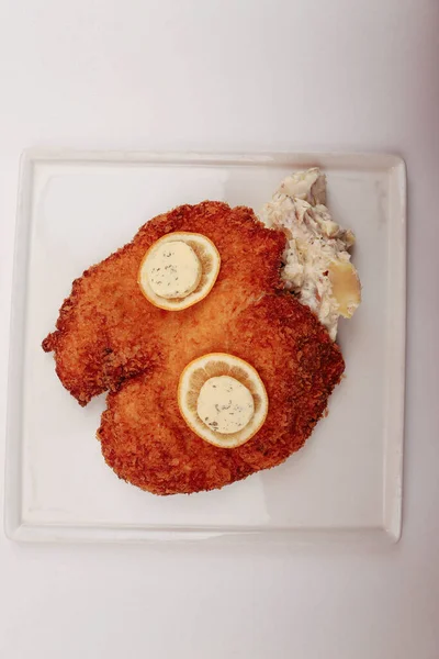 Delicioso Schnitzel Servido Com Batatas Fritas — Fotografia de Stock