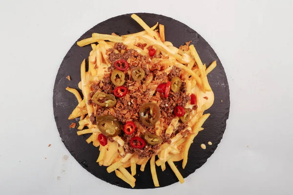 Leckeres Fleischgericht Mit Pommes Und Leckerer Sauce Auf Dem Tisch — Stockfoto