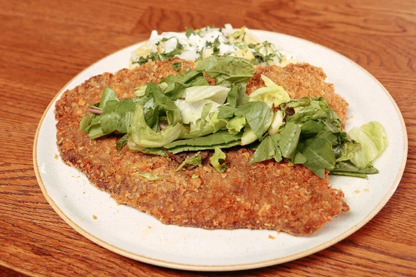 Delicioso Schnitzel Servido Com Batatas Fritas — Fotografia de Stock