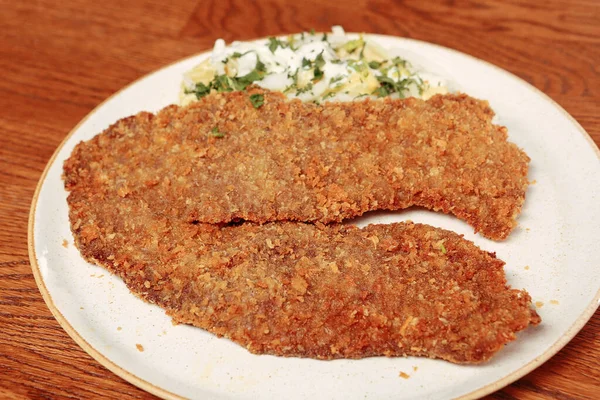 Delicioso Schnitzel Servido Com Batatas Fritas — Fotografia de Stock