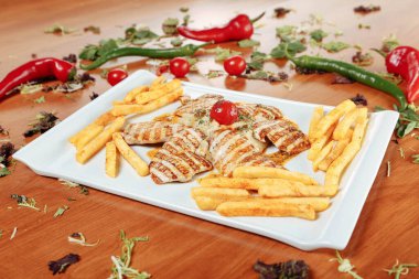 Masada lezzetli tavuk yemeği