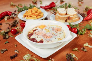 Masada nefis çırpılmış yumurta. 