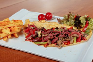 Et ve kahvaltı tabağıyla nefis omlet..