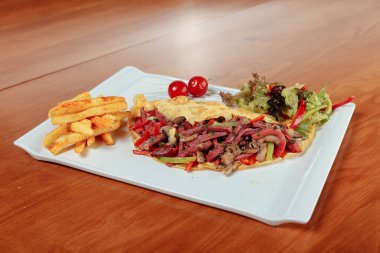 Et ve kahvaltı tabağıyla nefis omlet..