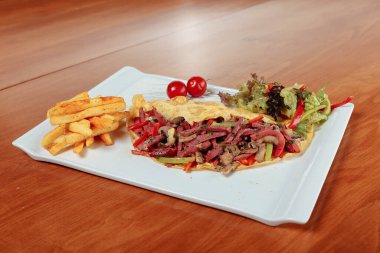 Et ve kahvaltı tabağıyla nefis omlet..