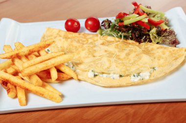 Lezzetli omlet ve kahvaltı tabağı masada..