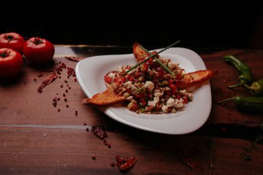 Ceviz ve peynirli sağlıklı salata.