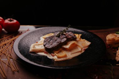 Taze ızgara biftek eti. 