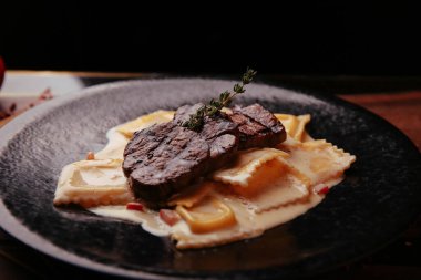 Taze ızgara biftek eti. 