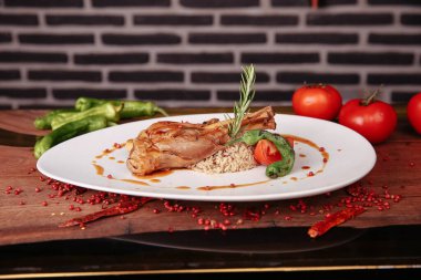 Yerel şeflerin pişirdiği ilginç yemekler.