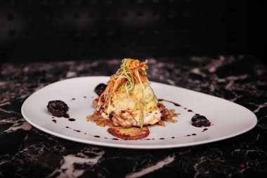 Yerel şeflerin pişirdiği ilginç yemekler.