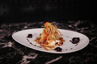 Yerel şeflerin pişirdiği ilginç yemekler.