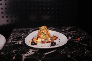 Yerel şeflerin pişirdiği ilginç yemekler.