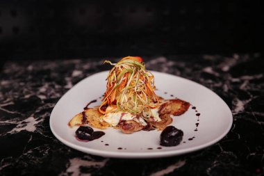 Yerel şeflerin pişirdiği ilginç yemekler.