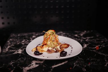 Yerel şeflerin pişirdiği ilginç yemekler.