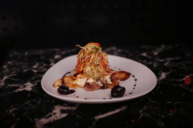 Yerel şeflerin pişirdiği ilginç yemekler.