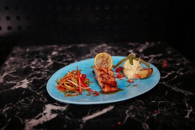 Yerel şeflerin pişirdiği ilginç yemekler.