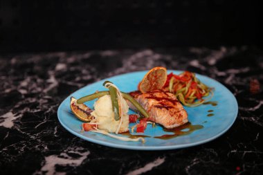 Yerel şeflerin pişirdiği ilginç yemekler.