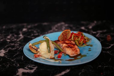 Yerel şeflerin pişirdiği ilginç yemekler.