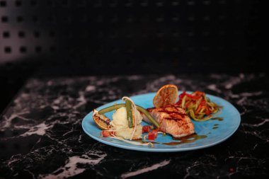 Yerel şeflerin pişirdiği ilginç yemekler.