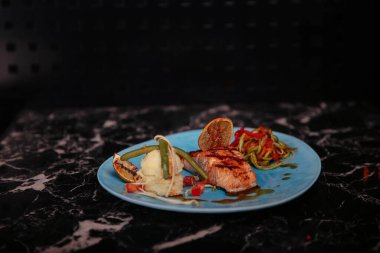 Yerel şeflerin pişirdiği ilginç yemekler.