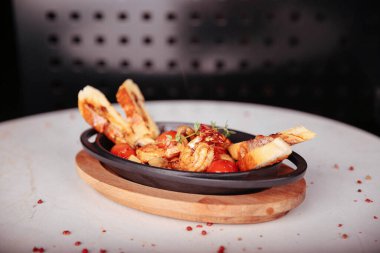 Yerel şeflerin pişirdiği ilginç yemekler.