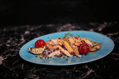 Yerel şeflerin pişirdiği ilginç yemekler.