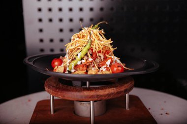 Yerel şeflerin pişirdiği ilginç yemekler.