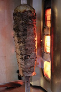 Bir aşçı doğruyor, kebap yapıyor.